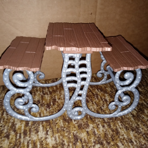 MH picnic table - Picture 1 of 1